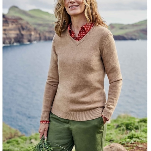 Woolovers tan 100% lambs wool v neck sweater! - Picture 10 of 10